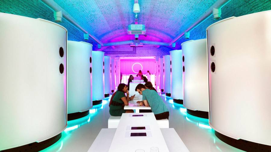 Dai nuovi visori a una barra VR: la fantasia incontra la realtà