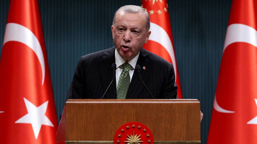 La corsa della lira accelera mentre Erdoğan giura di continuare a tagliare i tassi