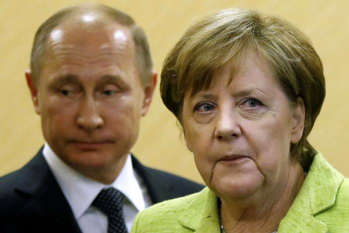 Il presidente russo Vladimir Putin, a sinistra, e l'allora cancelliera tedesca Angela Merkel in un vertice a Sochi su questioni come l'Ucraina nel 2017.