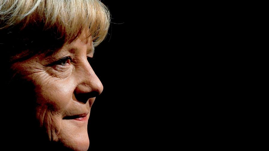 La combattiva Merkel nega di aver placato Putin sull'Ucraina