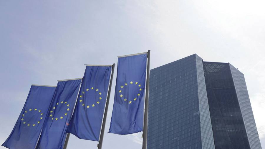 Le azioni europee sono scese mentre gli operatori valutano la prospettiva di aumenti dei tassi