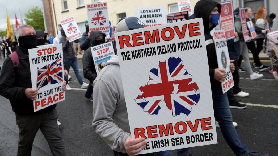 Le divisioni di gabinetto scoppiano sul piano del Regno Unito di annullare il trattato Brexit