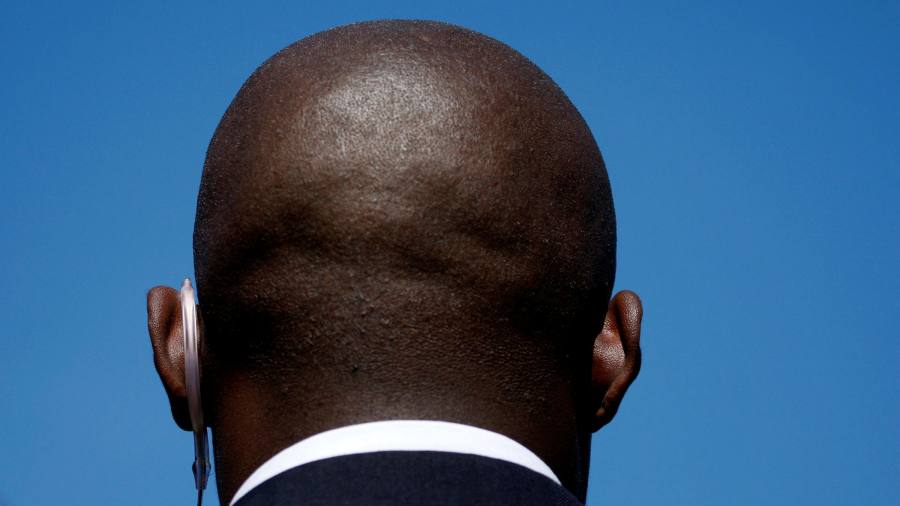 Standing Heavy di GauZ' - osservazioni di una guardia di sicurezza nera