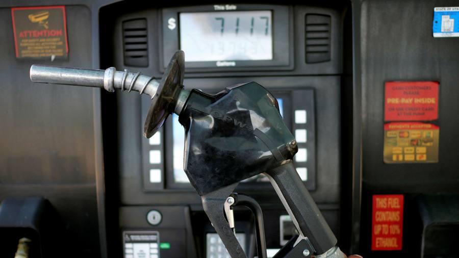 I prezzi della benzina negli Stati Uniti hanno raggiunto $ 5 al gallone mentre l'inflazione aumenta