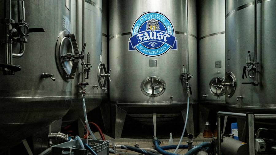 I bevitori di birra tedeschi affrontano prezzi più alti nella parte inferiore del bicchiere