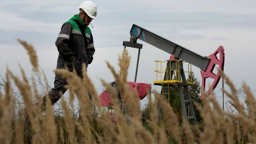 L'offerta di petrolio farà fatica a tenere il passo con la domanda nel 2023, prevede l'IEA