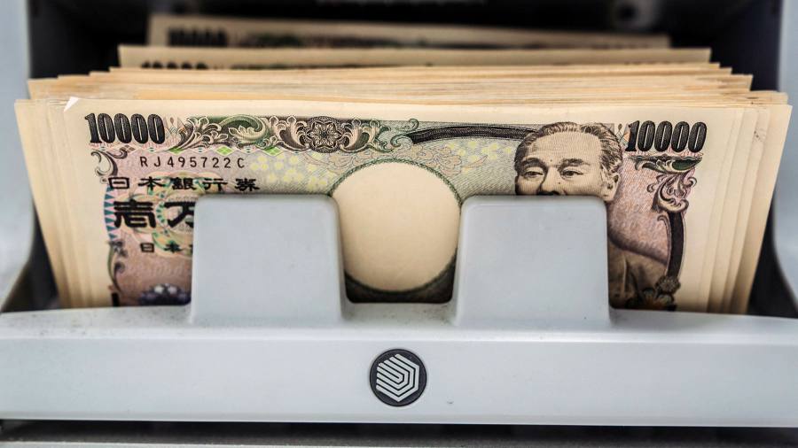 Lo yen affonda dopo che la Banca del Giappone si è attenuta a una politica monetaria estremamente accomodante