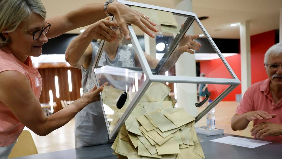 Gli elettori francesi danno un colpo all'agenda di Macron