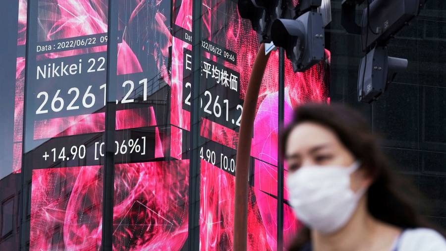 I mercati azionari scendono a causa delle preoccupazioni per le prospettive economiche