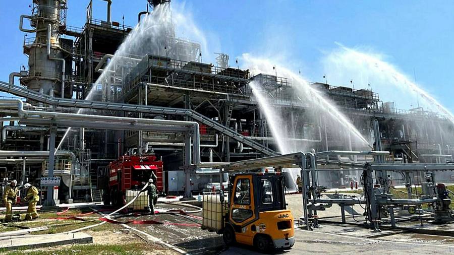 L'attacco dei droni "Kamikaze" colpisce una raffineria di petrolio nel sud della Russia