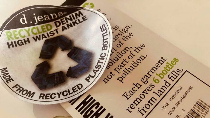 Un'etichetta di abbigliamento che evidenzia le sue credenziali di riciclaggio