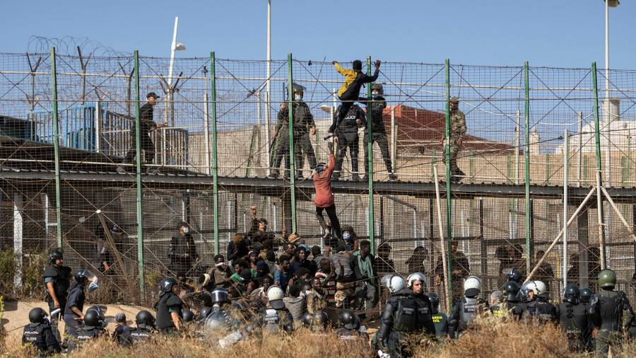 Gruppi per i diritti umani chiedono un'indagine dopo che più di 20 migranti uccisi nell'enclave spagnola