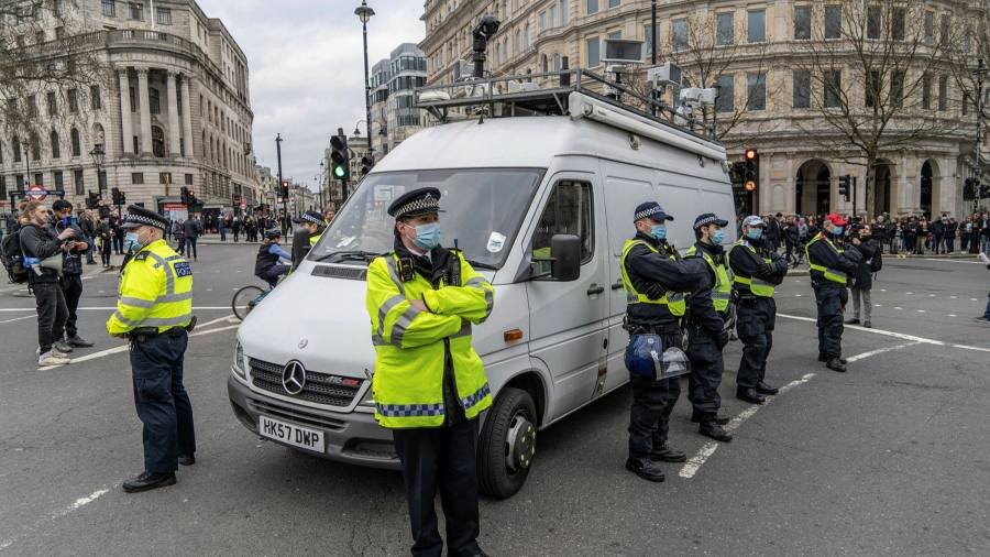 Il Regno Unito dovrebbe vietare immediatamente l'uso del riconoscimento facciale in tempo reale, avverte il rapporto