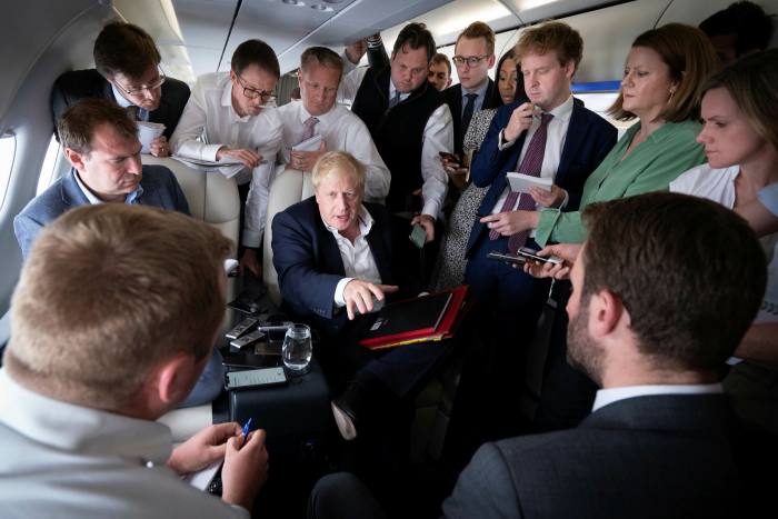 Boris Johnson parla ai giornalisti durante un volo
