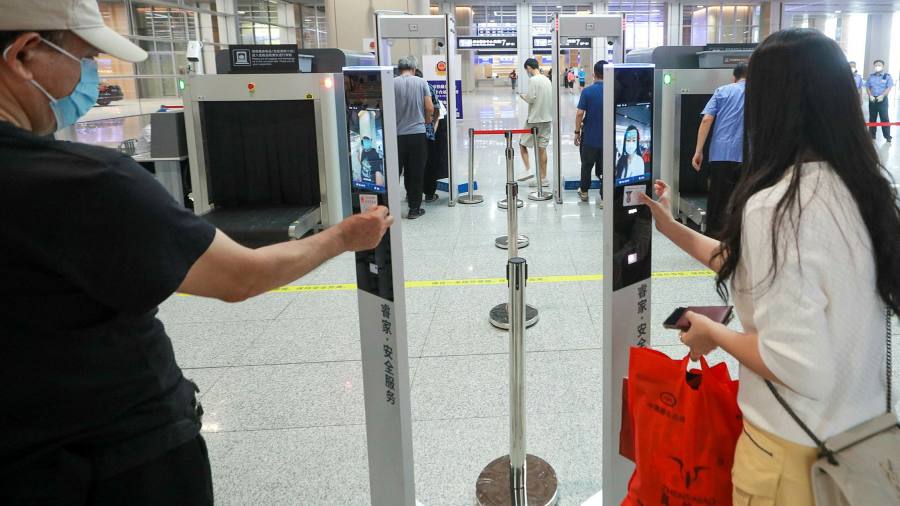 Dobbiamo smettere di camminare nel sonno verso uno stato di sorveglianza