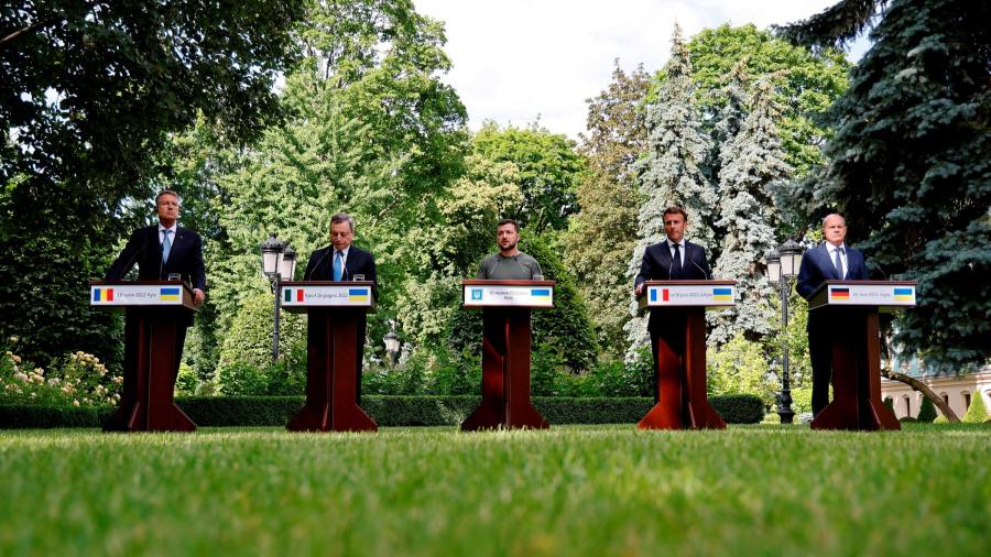 La Russia riduce i flussi di gas verso l'Europa mentre i leader mostrano sostegno all'Ucraina
