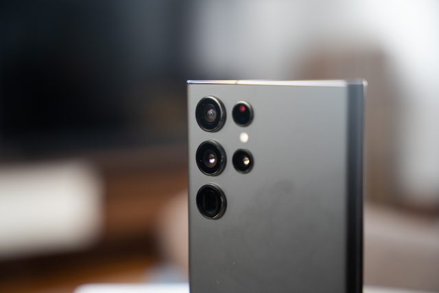 This Samsung Galaxy S22 Ultra $100 discount, free storage upgrade, plus $1,000 trade-in deal is insane