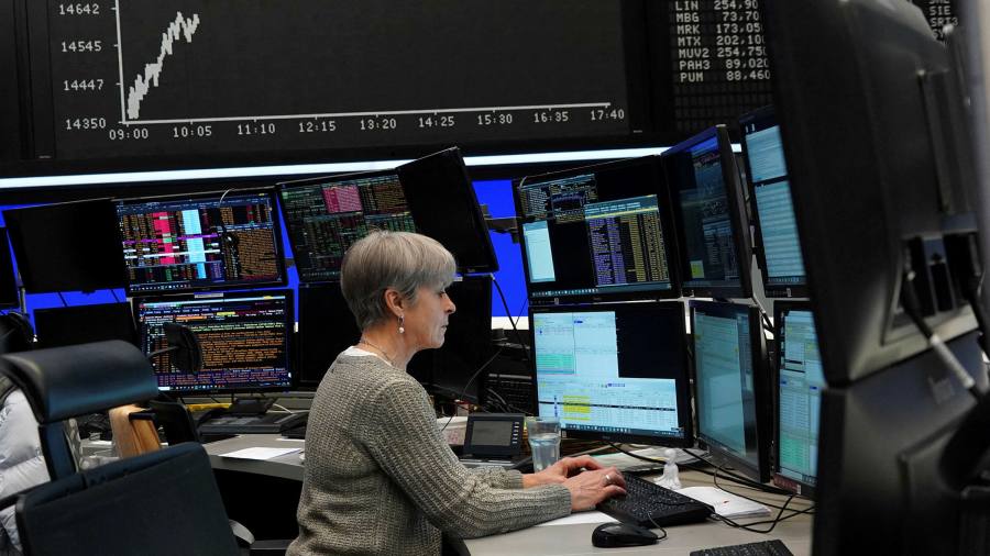 Le azioni globali scivolano mentre aumentano i timori di recessione