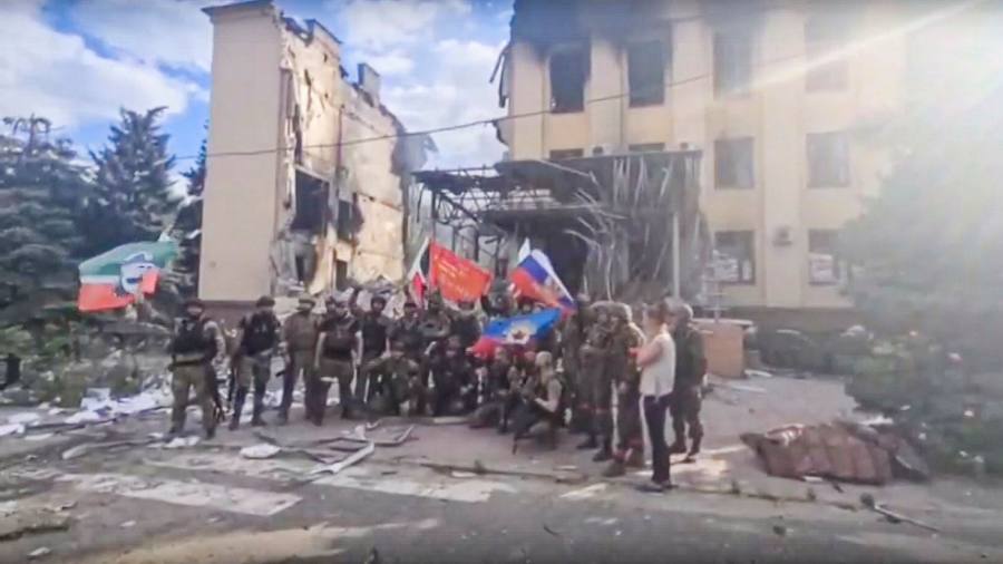 La Russia rivendica il pieno controllo della regione di Luhansk dopo aver preso l'ultima roccaforte