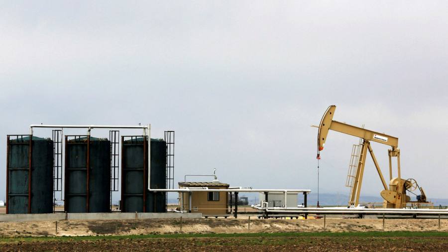 I prezzi del petrolio scendono bruscamente a causa dei timori che la recessione possa ridurre la domanda
