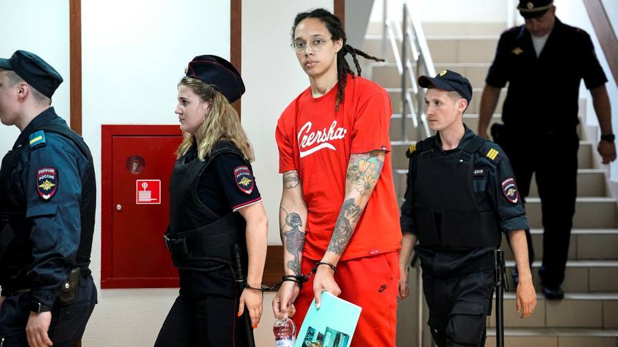 La star del basket statunitense Brittney Griner si dichiara colpevole di accuse di droga in Russia