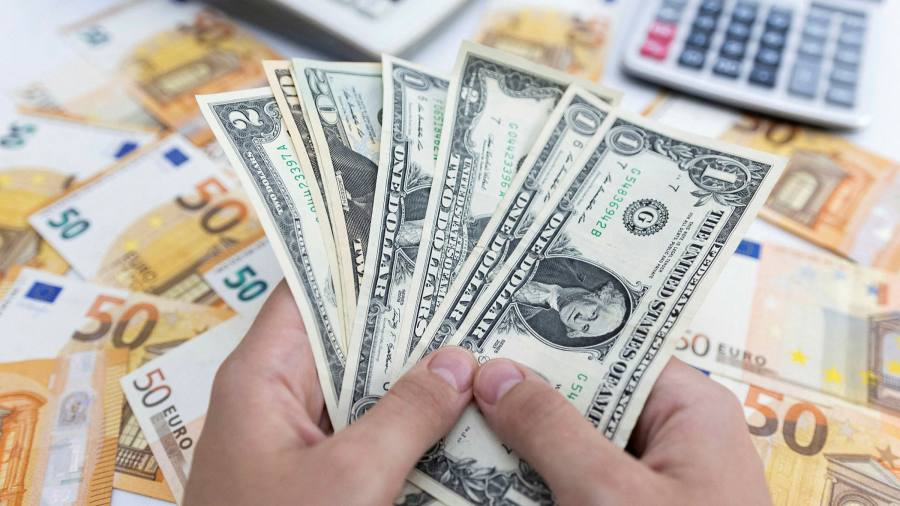 L'euro affonda verso la parità con il dollaro in vista del rapporto chiave sull'occupazione negli Stati Uniti