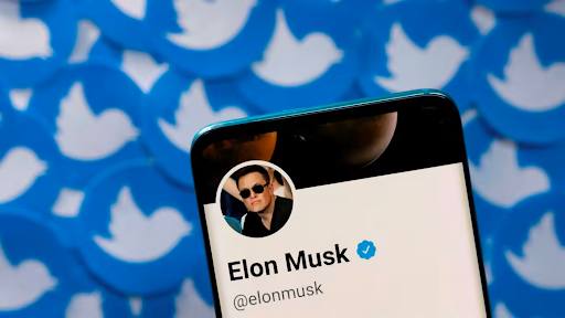 La pagina Twitter di Elon Musk su uno smartphone