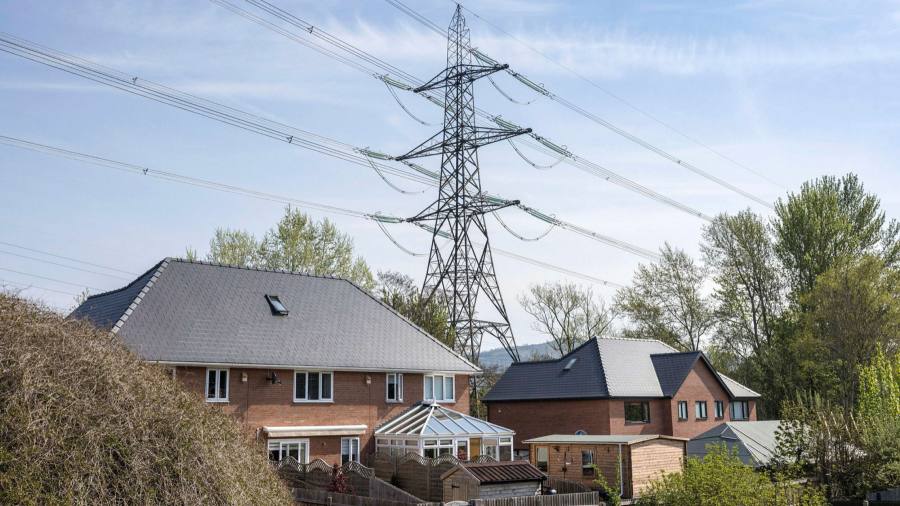 Cinque fornitori di energia britannici hanno minacciato multe per l'aumento degli addebiti diretti