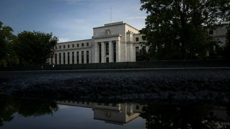 Azioni e petrolio sotto pressione mentre i mercati contemplano aumenti dei tassi statunitensi