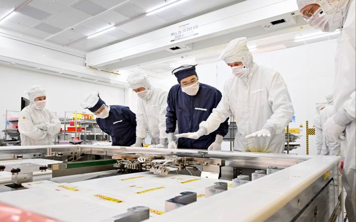 Il vicepresidente di Samsung Lee Jae-yong, quarto da sinistra, visita ASML, produttore olandese di apparecchiature per la produzione di chip, a giugno