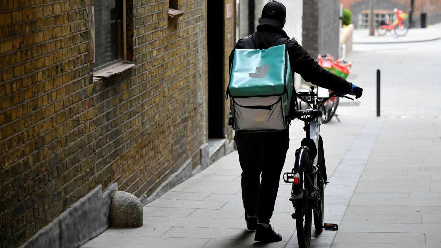 Deliveroo schiacciato dai consumatori che stringono la cintura