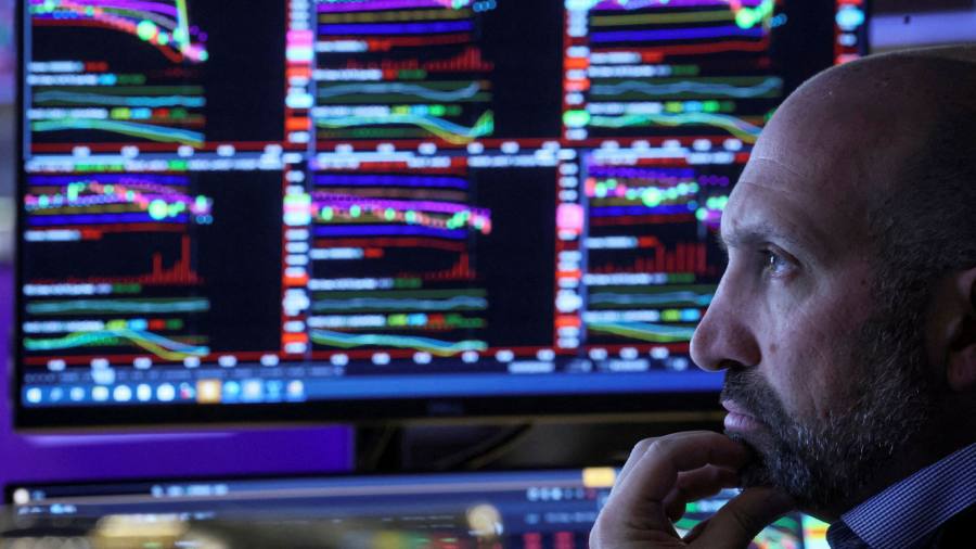 Le azioni statunitensi rinunciano ai primi guadagni poiché Apple ha riferito di rallentare le assunzioni