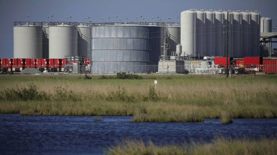 Il capo della Halliburton afferma che la carenza di servizi per i giacimenti petroliferi potrebbe peggiorare