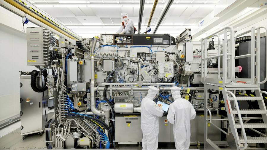 ASML ottiene ordini record di apparecchiature per la produzione di chip mentre la carenza globale si fa sentire