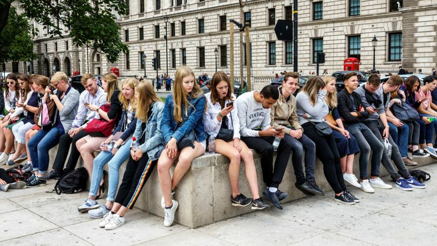 Instagram ora è la fonte di notizie più popolare tra gli adolescenti britannici