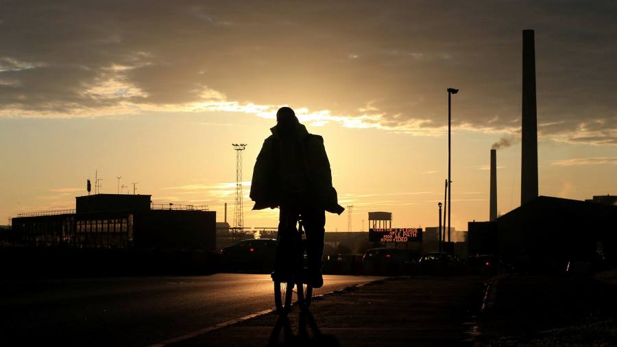 I parlamentari chiedono una revisione della gestione da parte dell'autorità di regolamentazione del Regno Unito dello scandalo delle vendite errate delle pensioni