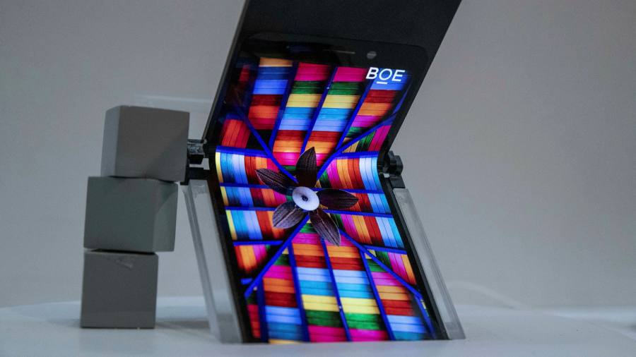 I produttori di display si immergono nei chip e una start-up fatica a fornire risultati