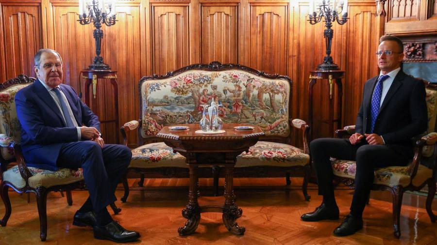 L'Ungheria manda il ministro degli Esteri a Mosca per chiedere più benzina alla Russia