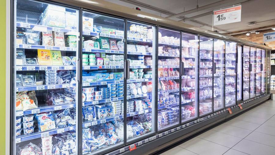 Arrostire i polli prima e abbassare le luci: i rivenditori francesi si preparano per la mancanza di corrente