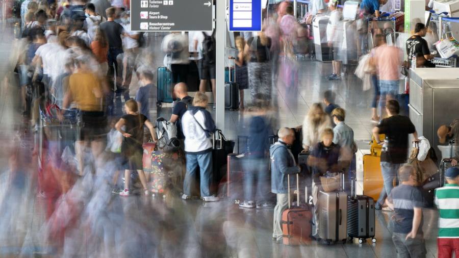 I passeggeri affrontano viaggi caotici mentre l'interruzione del volo investe l'Europa