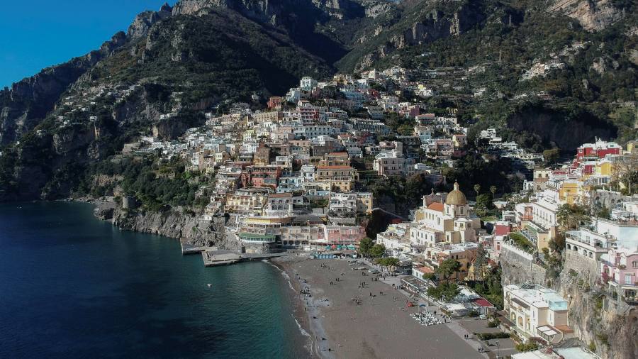 Il turismo estivo illumina l'economia dell'eurozona, ma la crisi del costo della vita getta ombra