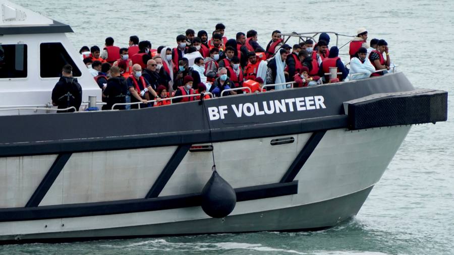 Un numero record di migranti attraversa la Manica nonostante le nuove sanzioni