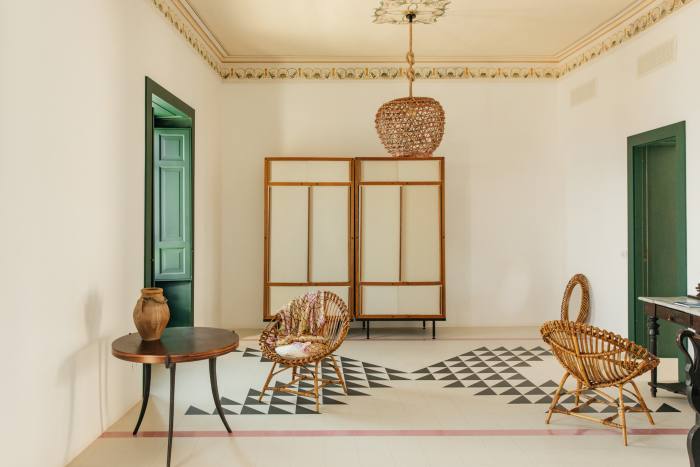 Un armadio in mogano della metà del secolo di André Sornay in una camera da letto.  La lampada è composta da una nassa di aragosta locale