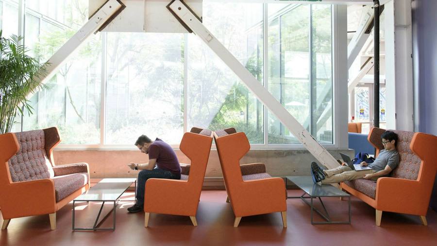 Mentre i massimi dirigenti fuggono dalla Silicon Valley, Meta diventa davvero virtuale