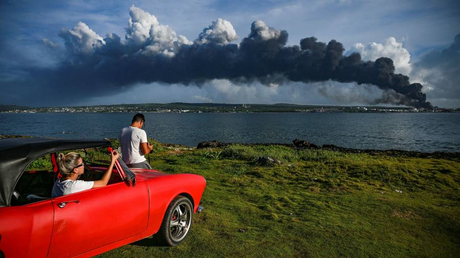 I vigili del fuoco combattono l'inferno nell'impianto petrolifero cubano