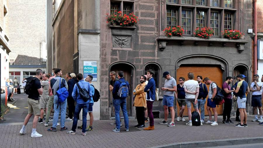 Gli uomini europei lottano per accedere ai colpi di vaiolo delle scimmie