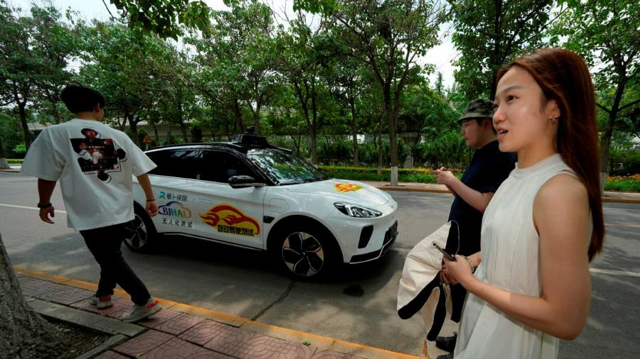 Taxi senza conducente in Cina e strozzini online in India