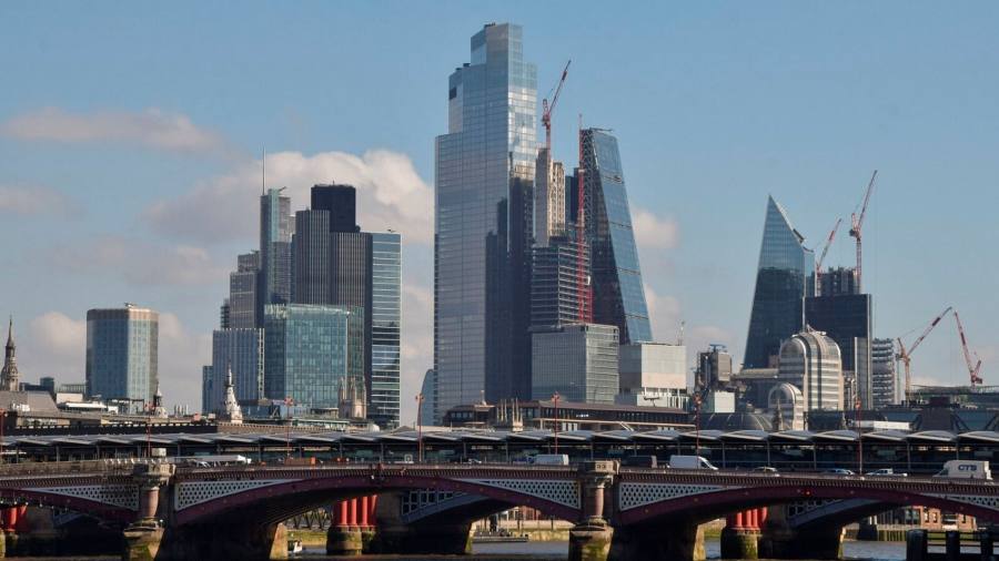 Le azioni europee salgono mentre gli investitori valutano il percorso dell'inflazione e gli aumenti dei tassi