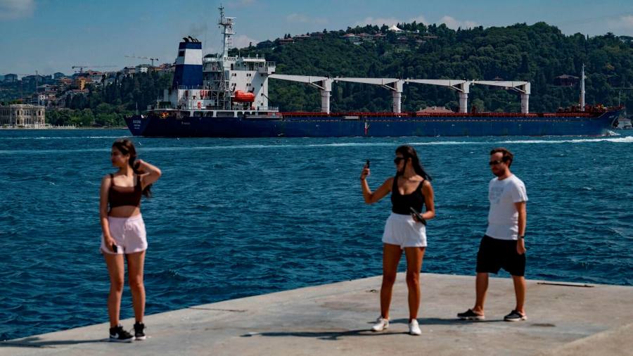 La prima spedizione cargo ucraina del Mar Nero è rimasta intrappolata in complesse reti commerciali