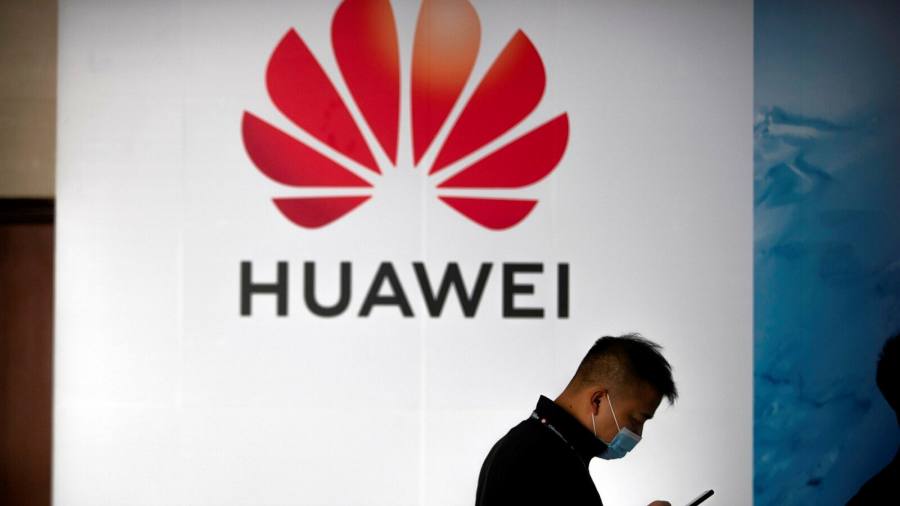 La caduta libera delle vendite di Huawei rallenta con l'espansione del business cloud